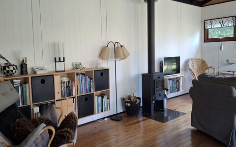 Thorunn - 250M from the Sea: Meubilair, Flooring, Interieur Ontwerp, Hout, Verdieping, Houten Vloer, Verlichting, Stellingen, Huis, Kamer