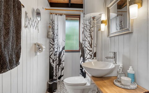 Thorunn - 250M from the Sea: Interieur Ontwerp, Loodgieterswerkinrichting, Badkamer, Kraan, Flooring, Verlichting, Loodgieter, Plafond, Verdieping, Wastafel
