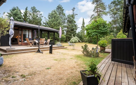 Thorunn - 250M from the Sea: Struik, Dak, Huis, Huis, Verblijf, Land Lot, Tuin, Schaduw, Werf
