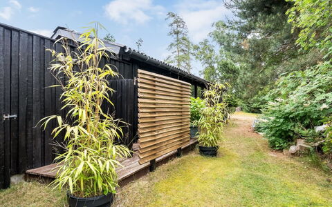 Thorunn - 250M from the Sea: Hout, Verblijf, Tuin, Garden Gebouwen, Siding, Schaduw, Backyard, Hardwood, Eco Hotel, Outdoor Structuur