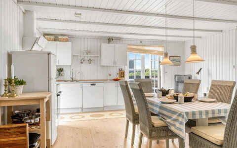 Melita - 300M from the Sea: Hout, Flooring, Meubilair, Interieur Ontwerp, Plafond, Verdieping, Huis, Keuken, Keuken En Eettafel, Houten Vloer