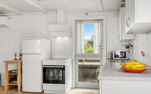 Melita - 300M from the Sea: Major Appliance, Toestel Van De Keuken, Hout, Flooring, Keuken, Verdieping, Interieur Ontwerp, Huishoudapparatuur, Countertop, Huis