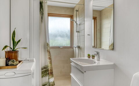 Melita - 300M from the Sea: Loodgieterswerkinrichting, Interieur Ontwerp, Badkamer, Flooring, Wastafel, Verdieping, Kraan, Badkamerkast, Loodgieter, Wastafel In De Badkamer