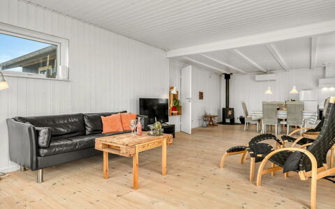 Melita - 300M from the Sea: Flooring, Hout, Verdieping, Plafond, Houten Vloer, Interieur Ontwerp, Meubilair, Laminaatvloer, Bankstel, Woonkamer