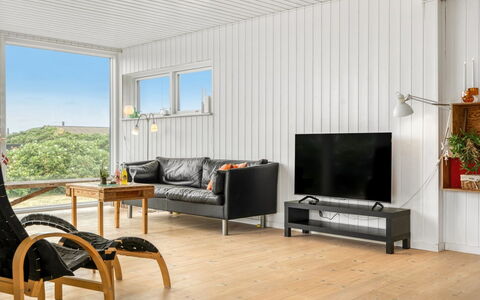 Melita - 300M from the Sea: Flooring, Houten Vloer, Hout, Verdieping, Interieur Ontwerp, Meubilair, Laminaatvloer, Woonkamer, Plafond, Huis