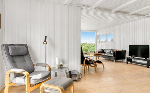 Melita - 300M from the Sea: Hout, Meubilair, Flooring, Verdieping, Interieur Ontwerp, Plafond, Houten Vloer, Woonkamer, Kamer, Stoel