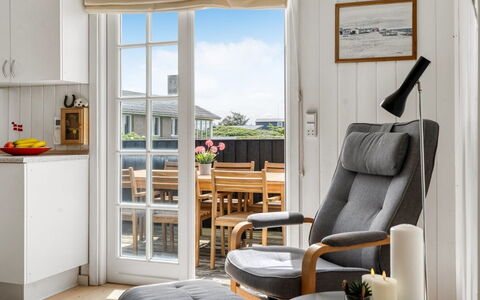 Melita - 300M from the Sea: Meubilair, Flooring, Hout, Interieur Ontwerp, Stoel, Verdieping, Huis, Houten Vloer, Verlichting, Woonkamer