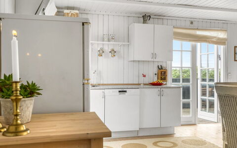 Melita - 300M from the Sea: Flooring, Keuken, Hout, Interieur Ontwerp, Verdieping, Countertop, Cabinetry, Major Appliance, Toestel Van De Keuken, Meubilair