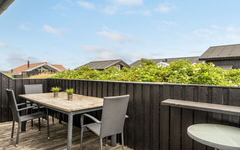 Melita - 300M from the Sea: Hout, Hardwood, Beits, Dek, Plank, Houten Vloer, Buitenmeubels, Veranda, Schaduw, Buitentafel