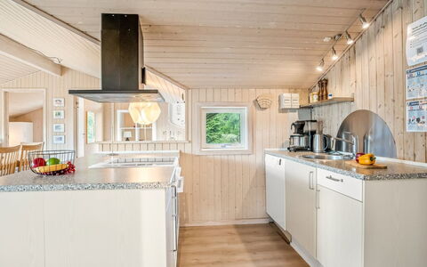 Esalina - 800M from the Sea: Hout, Keuken, Interieur Ontwerp, Plafond, Countertop, Flooring, Toestel Van De Keuken, Huis, Meubilair, Major Appliance