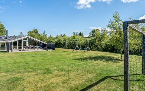 Esalina - 800M from the Sea: Gras, Land Lot, Groundcover, Schaduw, Gazon, Landgoed, Weide, Tuin, Landscaping, Werf