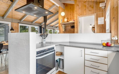 Gertrud - 800M from the Sea: Keuken, Hout, Interieur Ontwerp, Plafond, Flooring, Countertop, Major Appliance, Toestel Van De Keuken, Verdieping, Kamer