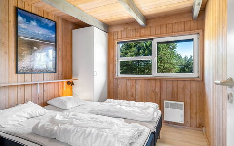 Gertrud - 800M from the Sea: Hout, Deur, Hardwood, Plank, Beits, Slaapkamer, Blokhut, Bed Frame, Bedding, Bed