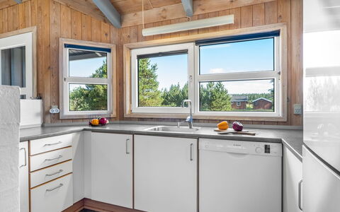 Gertrud - 800M from the Sea: Hout, Keuken, Major Appliance, Toestel Van De Keuken, Interieur Ontwerp, Flooring, Countertop, Huis, Loodgieterswerkinrichting, Huishoudapparatuur
