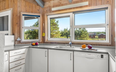 Gertrud - 800M from the Sea: Keuken, Hout, Interieur Ontwerp, Major Appliance, Toestel Van De Keuken, Countertop, Flooring, Gootsteen, Huis, Loodgieterswerkinrichting
