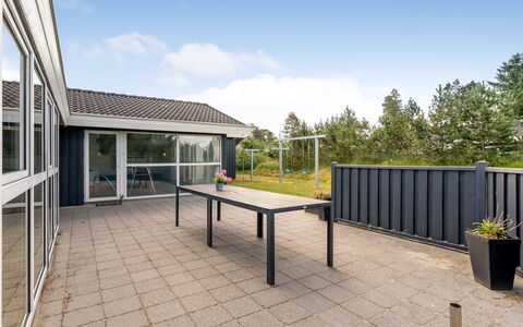 Gertrud - 800M from the Sea: Huis, Samengesteld Materiaal, Schaduw, Landgoed, Werf, Ontwerp, Daylighting, Landscaping, Siding, Veranda