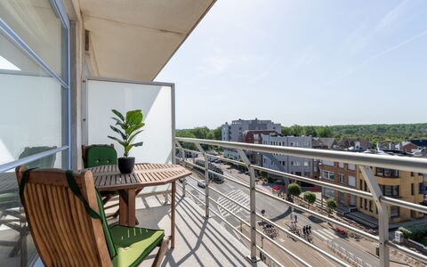 Residentie Casa Nova: Appartement, Balkon, Woongebied, Stedelijk Ontwerp, Condominium, Leuning, Schaduw, Daylighting, Dek
