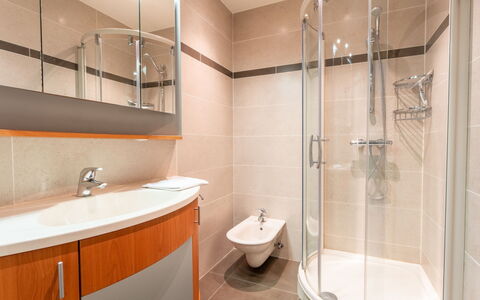 Residentie Casa Nova: Badkamer, Loodgieterswerkinrichting, Flooring, Interieur Ontwerp, Verdieping, Loodgieter, Wastafel In De Badkamer, Wastafel, Kraan, Toilet