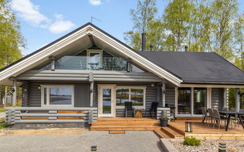 Villa Praava a: Hout, Huis, Verblijf, Siding, Veranda, Timmerhout, Blokhut, Dek, Garden Gebouwen, Outdoor Structuur