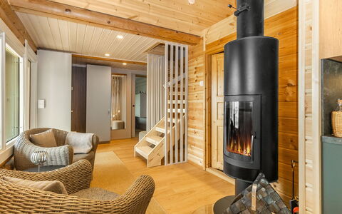 Villa Praava a: Flooring, Interieur Ontwerp, Verdieping, Hout, Meubilair, Houten Vloer, Plafond, Kamer, Verlichting, Woonkamer