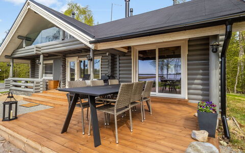 Villa Praava a: Hout, Verblijf, Huis, Siding, Veranda, Dek, Hardwood, Garden Gebouwen, Blokhut, Plank
