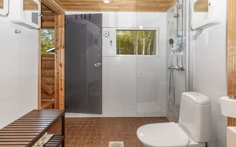 Villa Praava a: Flooring, Verdieping, Interieur Ontwerp, Hout, Loodgieterswerkinrichting, Plafond, Badkamer, Kamer, Loodgieter, Toilet