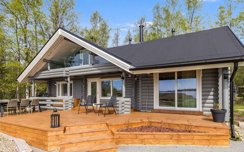Villa Praava B: Hout, Huis, Verblijf, Siding, Veranda, Timmerhout, Hardwood, Dek, Blokhut, Garden Gebouwen