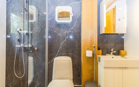 Villa Praava B: Muur, Flooring, Interieur Ontwerp, Loodgieterswerkinrichting, Verdieping, Badkamer, Toilet, Wastafel In De Badkamer, Wc Bril, Plafond