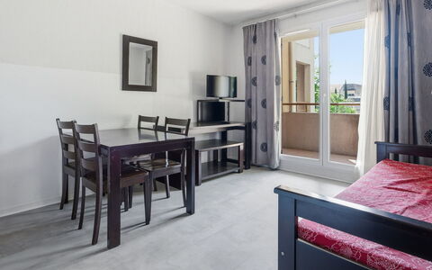 Virginia: Flooring, Verdieping, Interieur Ontwerp, Meubilair, Plafond, Kamer, Appartement, Stoel, Keuken En Eettafel, Houten Vloer