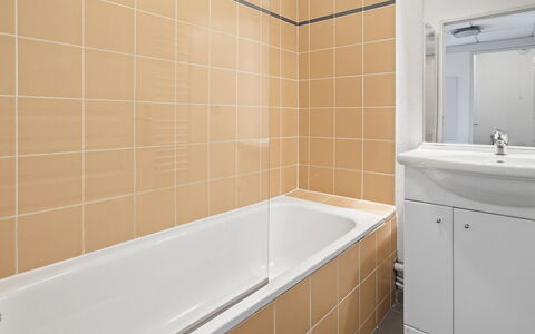Virginia: Flooring, Loodgieterswerkinrichting, Badkamer, Verdieping, Interieur Ontwerp, Loodgieter, Tegel, Bad, Samengesteld Materiaal, Kraan
