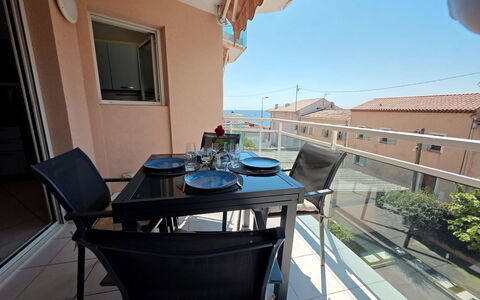 Villa Norma: Meubilair, Verdieping, Flooring, Stoel, Appartement, Beits, Balkon, Keuken En Eettafel, Hardwood, Buitenmeubels