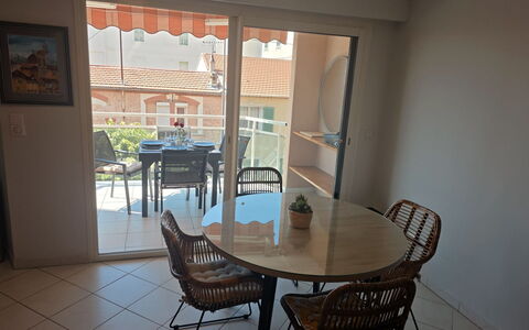 Villa Norma: Meubilair, Stoel, Tafel, Flooring, Interieur Ontwerp, Verdieping, Keuken En Eettafel, Koffietafel, Eetkamer, Kamer