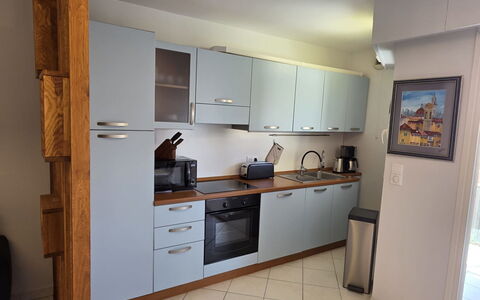 Villa Norma: Toestel Van De Keuken, Keuken, Countertop, Major Appliance, Cabinetry, Flooring, Gootsteen, Meubilair, Hout, Huishoudapparatuur