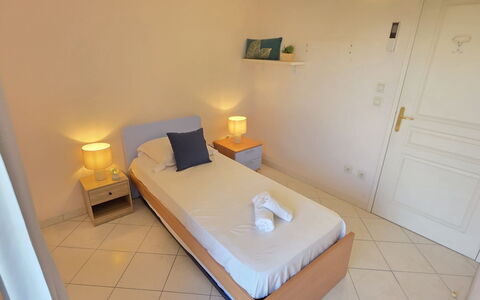 Villa Norma: Bed, Slaapkamer, Meubilair, Hout, Laken, Verdieping, Bedding, Interieur Ontwerp, Bed Frame, Kamer