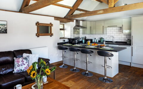 The Old Piggery at Rusty Lane Farm: Meubilair, Interieur Ontwerp, Flooring, Hout, Plafond, Verdieping, Keuken, Stoel, Kamer, Countertop