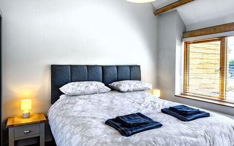 The Old Piggery at Rusty Lane Farm: Bed, Bedding, Slaapkamer, Laken, Meubilair, Interieur Ontwerp, Linens, Hout, Verdieping, Huis