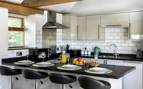 The Old Piggery at Rusty Lane Farm: Meubilair, Keuken, Countertop, Interieur Ontwerp, Toestel Van De Keuken, Flooring, Major Appliance, Cabinetry, Stoel, Lichte Inrichting