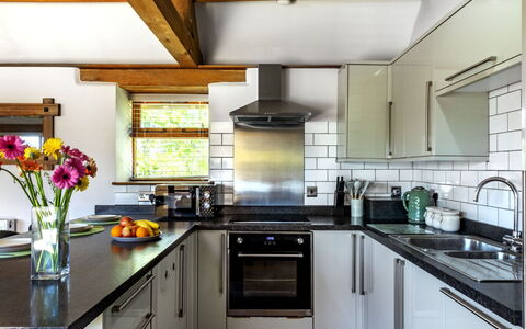 The Old Piggery at Rusty Lane Farm: Toestel Van De Keuken, Keuken, Countertop, Cabinetry, Major Appliance, Meubilair, Interieur Ontwerp, Huishoudapparatuur, Fornuis, Fornuis