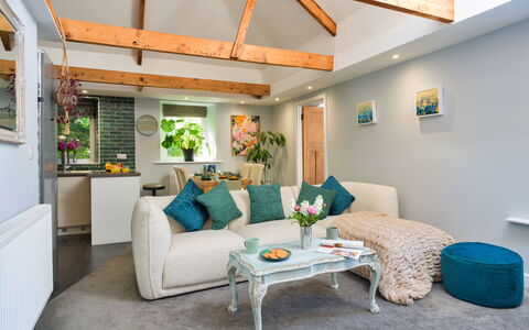 Leetor: Meubilair, Interieur Ontwerp, Bankstel, Muur, Flooring, Kamer, Plafond, Hout, Verdieping, Woonkamer