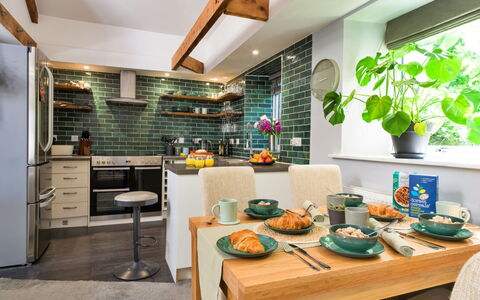Leetor: Meubilair, Keuken, Interieur Ontwerp, Countertop, Flooring, Muur, Hout, Toestel Van De Keuken, Plafond, Cabinetry