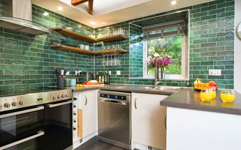 Leetor: Keuken, Flooring, Countertop, Interieur Ontwerp, Toestel Van De Keuken, Verdieping, Major Appliance, Tegel, Cabinetry, Meubilair