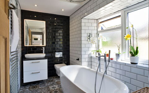 Leetor: Muur, Loodgieterswerkinrichting, Badkamer, Interieur Ontwerp, Flooring, Kraan, Wastafel, Verdieping, Loodgieter, Tegel