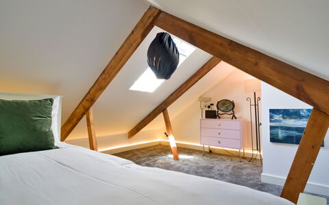 Leetor: Interieur Ontwerp, Flooring, Verdieping, Meubilair, Muur, Slaapkamer, Hout, Bed, Plafond, Kamer