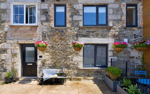 Leetor: Bloempot, Deur, Kamerplant, Stenen Muur, Balkon, Bloemisterij, Home Deur