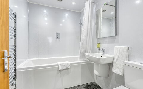 Thistle Cottage: Badkamer, Interieur Ontwerp, Flooring, Loodgieterswerkinrichting, Verdieping, Bad, Plafond, Douche, Loodgieter, Appartement