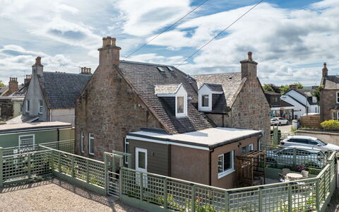 Thistle Cottage: Lucht, Gebouw, Venster, Dak, Huis, Huis, Facade, Architectuur, Woongebied, Verblijf