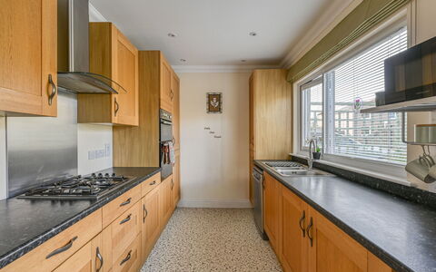 Thistle Cottage: Keuken, Countertop, Cabinetry, Flooring, Interieur Ontwerp, Toestel Van De Keuken, Hout, Verdieping, Major Appliance, Plafond