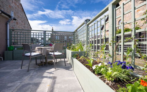 Thistle Cottage: Bloempot, Stedelijk Ontwerp, Appartement, Tuin, Kamerplant, Buitenmeubels, Binnenplaats, Stoel, Patio, Werf