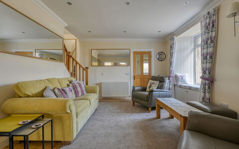 Thistle Cottage: Meubilair, Interieur Ontwerp, Bankstel, Muur, Flooring, Hout, Verdieping, Plafond, Kamer, Woonkamer