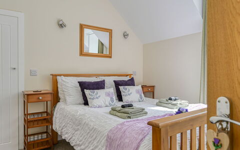 Thistle Cottage: Meubilair, Bed, Slaapkamer, Interieur Ontwerp, Muur, Hout, Bedding, Flooring, Laken, Verdieping